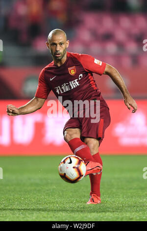 Argentina di calcio giocatore Javier Mascherano di Hebei Cina Fortune dribbling contro Shenzhen F.C. nel loro sedicesimo round corrispondere durante il 2019 Chinese Football Association Super League (CSL) in Langfang, città del nord della Cina nella provincia di Hebei, 7 luglio 2019. L Hebei Cina Fortune ha giocato disegnare a Shenzhen F.C. 1-1. Foto Stock