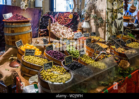 Il cibo al coperto bancarella vendendo olive a Autun Mercato del venerdì in Autun, Borgogna, in Francia il 5 Luglio 2019 Foto Stock