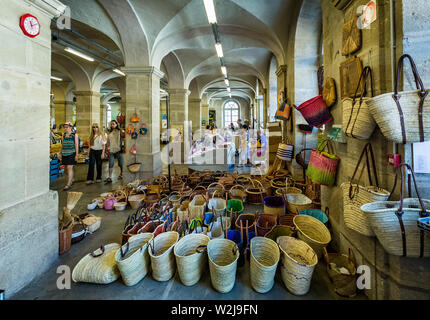 Il mercato coperto di vendita di stallo tessuto cesti, a Autun Mercato del venerdì in Autun, Borgogna, in Francia il 5 Luglio 2019 Foto Stock