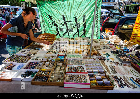 Mercato di vendita di stallo campioni geologici in Autun Mercato del venerdì in Autun, Borgogna, in Francia il 5 Luglio 2019 Foto Stock