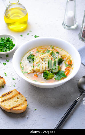 Minestra di verdura con riso selvatico e pollo su sfondo luminoso, gustoso cibo fatto in casa Foto Stock
