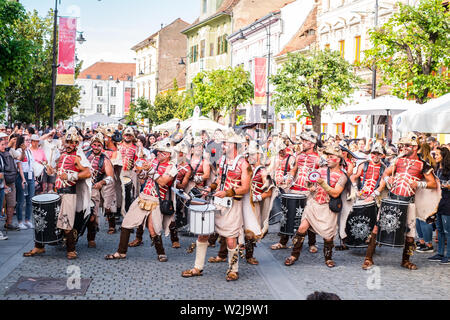 La città di Sibiu, Romania - 16 giugno 2019. Villa Batucada Pipol band , percussioni brasiliane stile di influenze africane, performanti a Sibiu Internationa Foto Stock