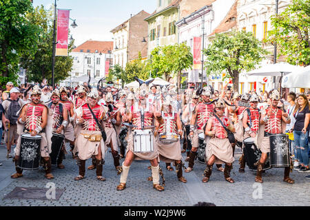 La città di Sibiu, Romania - 16 giugno 2019. Villa Batucada Pipol band , percussioni brasiliane stile di influenze africane, performanti a Sibiu Internationa Foto Stock