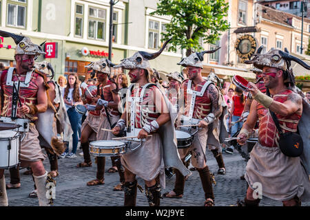 La città di Sibiu, Romania - 16 giugno 2019. Villa Batucada Pipol band , percussioni brasiliane stile di influenze africane, performanti a Sibiu Internationa Foto Stock