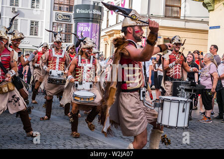 La città di Sibiu, Romania - 16 giugno 2019. Villa Batucada Pipol band , percussioni brasiliane stile di influenze africane, performanti a Sibiu Internationa Foto Stock