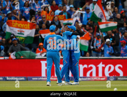 Old Trafford, Manchester, Regno Unito. Il 9 luglio 2019. ICC di Coppa del Mondo di cricket semi-finale, India contro la Nuova Zelanda; Hardik Pandya dell India celebra con Dinesh Karthik e Virat Kohli dopo Karthik catture Jimmy Neesham di Nuova Zelanda nel profondo per la caduta del quarto Nuova Zelanda paletto Credit: Azione Plus immagini di sport/Alamy Live News Foto Stock