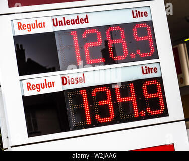 Nel Regno Unito i prezzi del carburante - Benzina e Diesel i prezzi al di fuori di una stazione di riempimento nel Regno Unito Foto Stock