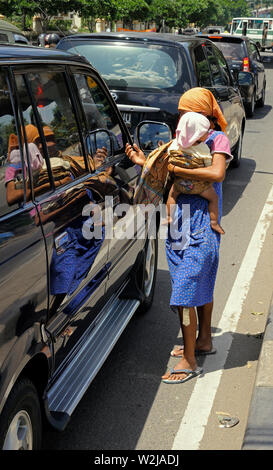 Jakarta, dki jakarta/INDONESIA - gennaio 09, 2008: una donna mendicante che porta il suo bambino in Jalan karet Pasar Baru timur nel centro di Jakarta Foto Stock