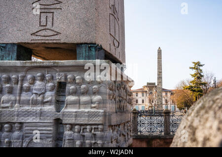 Dettagli del bassorilievo del piedistallo di Teodosio obelisco e obelisco murato su sfondo su ippodromo di Costantinopoli ad Istanbul in Turchia Foto Stock