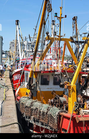 Plymouth Sutton Harbour, bacino interno, coloratissime barche di pescatori a riposo in un rifugio sicuro. Foto Stock