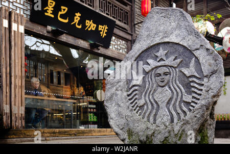 Fuzhou,provincia del Fujian,Cina-06 MAR 2019:stile cinese Starbucks Coffee shop a Torre Lane a Fuzhou 5un grado Sanfangqixiang Scenic Area Foto Stock