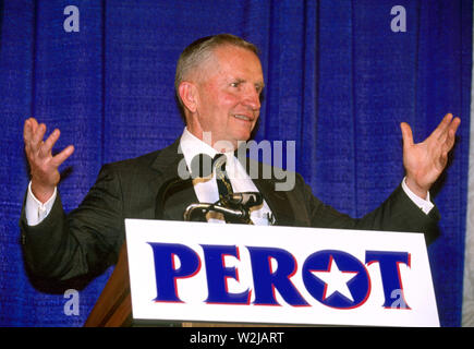 ***FILE FOTO*** Ross Perot è passato a 89. Candidato sommerso per il Presidente degli Stati Uniti Ross Perot tiene una conferenza stampa in Annapolis, Maryland il 24 giugno 1992. Credito: Arnie Sachs/CNP /MediaPunch Foto Stock