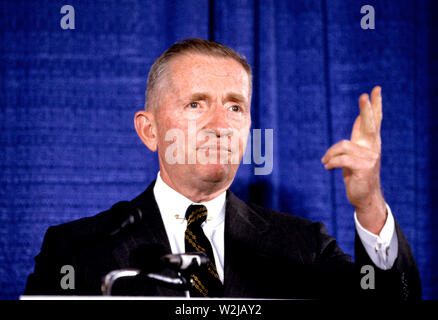 ***FILE FOTO*** Ross Perot è passato a 89. Candidato sommerso per il Presidente degli Stati Uniti Ross Perot tiene una conferenza stampa in Annapolis, Maryland il 24 giugno 1992. Credito: Arnie Sachs/CNP /MediaPunch Foto Stock