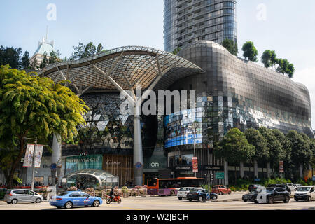 Singapore - Febbraio 9, 2019: facciata ultramoderno di ION Orchard, precedentemente noto come Orchard Turn di sviluppo o di Orchard Turn Sito realizzato con taglio Foto Stock