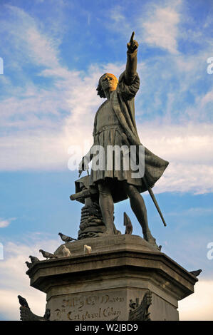 Santo Domingo, Repubblica Dominicana - 31 ottobre 2013: statua di Cristoforo Colombo al Parque Colon nella città vecchia Foto Stock