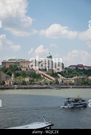 Vista del Castello di Buda e la Galleria Nazionale Ungherese attraverso il Fiume Danubio da Pest Foto Stock