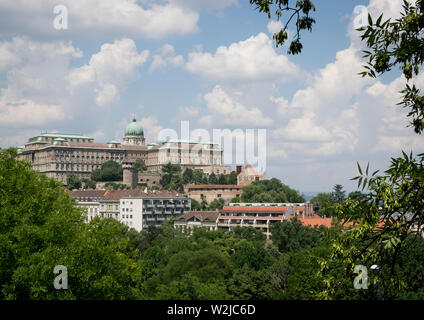 Vista del Castello di Buda e la Galleria Nazionale Ungherese dal Colle Gellert Budapest Foto Stock