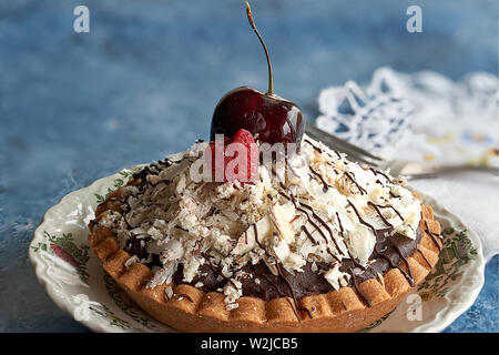 Biscuit, crema, cioccolato e frutti di bosco torte Foto Stock