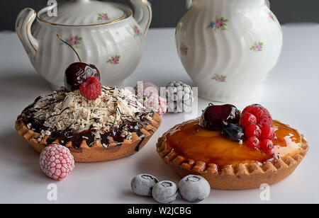 Biscuit, crema, cioccolato e frutti di bosco torte Foto Stock