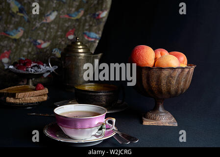 La marmellata di albicocche. Fresche albicocche una tazza di tè nero e qualche toast spalmato con la marmellata. Foto Stock