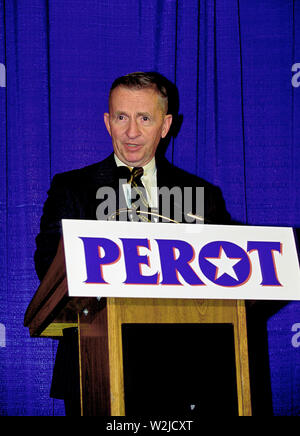 ***FILE FOTO*** Ross Perot è passato a 89. Candidato sommerso per il Presidente degli Stati Uniti Ross Perot tiene una conferenza stampa in Annapolis, Maryland il 24 giugno 1992. Credito: Arnie Sachs/CNP /MediaPunch Foto Stock