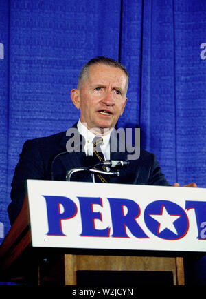 ***FILE FOTO*** Ross Perot è passato a 89. Candidato sommerso per il Presidente degli Stati Uniti Ross Perot tiene una conferenza stampa in Annapolis, Maryland il 24 giugno 1992. Credito: Arnie Sachs/CNP /MediaPunch Foto Stock