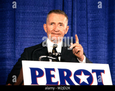 ***FILE FOTO*** Ross Perot è passato a 89. Candidato sommerso per il Presidente degli Stati Uniti Ross Perot tiene una conferenza stampa in Annapolis, Maryland il 24 giugno 1992. Credito: Arnie Sachs/CNP /MediaPunch Foto Stock