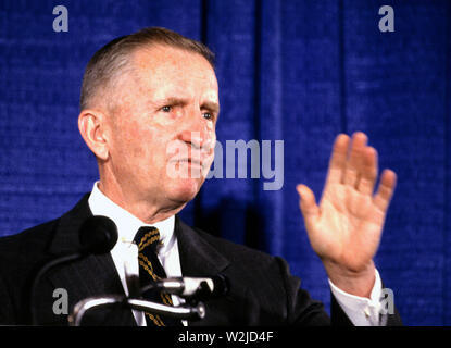 ***FILE FOTO*** Ross Perot è passato a 89. Candidato sommerso per il Presidente degli Stati Uniti Ross Perot tiene una conferenza stampa in Annapolis, Maryland il 24 giugno 1992. Credito: Arnie Sachs/CNP /MediaPunch Foto Stock