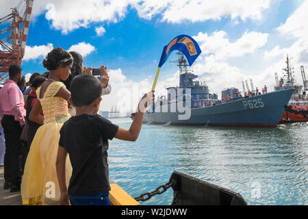 Colombo. 9 Luglio, 2019. Le persone accolgono la Cina-geniale frigate 'P625' al Porto di Colombo, Sri Lanka, Luglio 8, 2019. La Cina-geniale frigate 'P625' per della Marina dello Sri Lanka sono arrivati in Sri Lanka Colombo porto il lunedì mattina. Credito: Xinhua/Alamy Live News Foto Stock