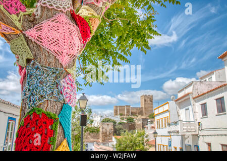 Alberi decorati con colorate uncinetto patchwork in una vacanza nella città di Mertola, una bellissima città del portoghese area Alentejo Foto Stock