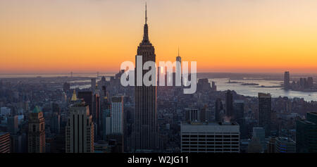 New York City, NY, Stati Uniti d'America - 4 Novembre 2015: Midtown Manhattan al tramonto e Skycsrapers (Empire State Building e il World Trade Center) Foto Stock