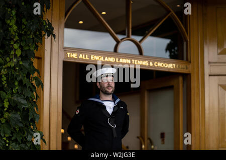 Un membro delle forze armate guardie un ingresso al centre court il giorno otto dei campionati di Wimbledon al All England Lawn Tennis e Croquet Club, Wimbledon. Foto Stock