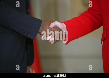 Meseberg, Germania. 09 Luglio, 2019. Il cancelliere Angela Merkel (CDU) accoglie favorevolmente il Corpo Diplomatico al ricevimento annuale a Meseberg Castello nel Brandeburgo. Credito: Wolfgang Kumm/dpa/Alamy Live News Foto Stock