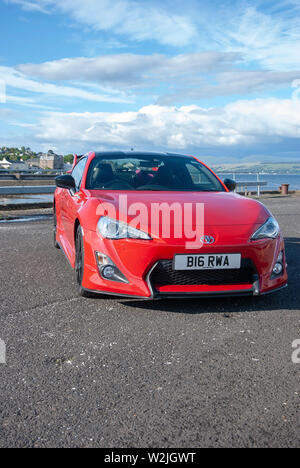Modello 2015 Rosso Brillante Toyota GT 86 Aero Sport Auto anteriore destro lato driver Vista fuorigioco di 2 porta due rhd guida a destra rosso brillante toyota gt Foto Stock