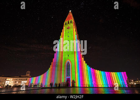 Chiesa Hallgrimskirkja, luci colorate durante l'Inverno Festival delle Luci, Reykjavik, Islanda Foto Stock