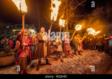 I vichinghi intrattenere i turisti al Winter Festival delle Luci, Reykjavik, Islanda Foto Stock