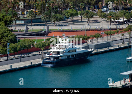 Italian Super Yacht Reve D'Or Port Vell Barcellona Spagna antenna posteriore di poppa a dritta vista di blu e bianco 2011 SanLorenzo Italia progettato 46 metri di lusso Foto Stock