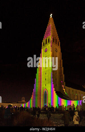 Chiesa Hallgrimskirkja, luci colorate durante l'Inverno Festival delle Luci, Reykjavik, Islanda Foto Stock