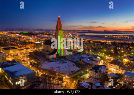 Chiesa Hallgrimskirkja, luci colorate durante l'Inverno Festival delle Luci, Reykjavik, Islanda Foto Stock