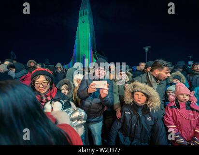 I turisti fotografare durante il Vetrarhatid o l'inverno luci, Reykjavik, Islanda Foto Stock
