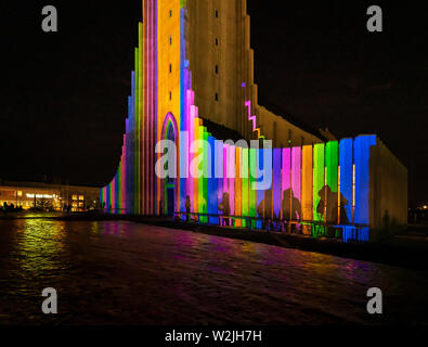 Chiesa Hallgrimskirkja, luci colorate durante l'Inverno Festival delle Luci, Reykjavik, Islanda Foto Stock