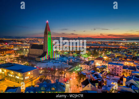 Chiesa Hallgrimskirkja, luci colorate durante l'Inverno Festival delle Luci, Reykjavik, Islanda Foto Stock