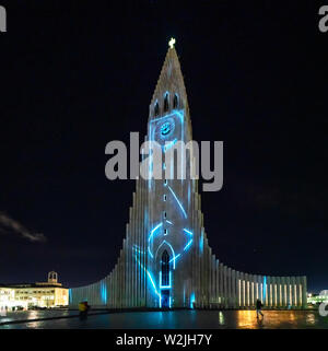 Chiesa Hallgrimskirkja, luci colorate durante l'Inverno Festival delle Luci, Reykjavik, Islanda Foto Stock