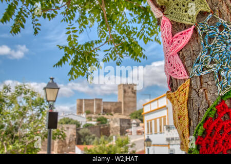 Alberi decorati con colorate uncinetto patchwork in una vacanza nella città di Mertola, una bellissima città del portoghese area Alentejo Foto Stock