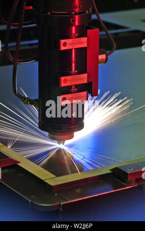 Salva anteprima Download il taglio laser. Lavorazione di metallo con scintille su CNC lavorato laser Foto Stock