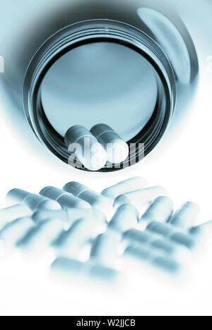 Medical pillole fuoriuscita di una bottiglia Foto Stock