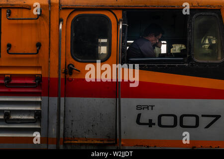 Bangkok, Tailandia - 29 GIU, 2019 : il macchinista è in procinto di prendere il treno al di fuori della stazione. Foto Stock