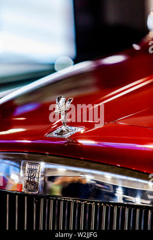 Belgrado, Serbia - MARZO 23, 2019: dettaglio della Rolls Royce Cullinan auto a Belgrado in Serbia. Rolls-Royce è una multinazionale britannica engineering comp Foto Stock