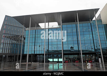 Vista esterna nuovo edificio di riqualificazione Central Square centro città in una giornata piovosa in estate Giugno 2019 Cardiff Wales UK KATHY DEWITT Foto Stock