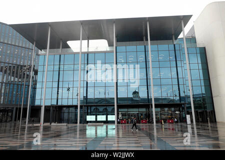 Vista esterna nuovo sviluppo edificio quadrato centrale dal centro città in un giorno di pioggia nel periodo estivo da giugno 2019 Cardiff Wales UK KATHY DEWITT Foto Stock